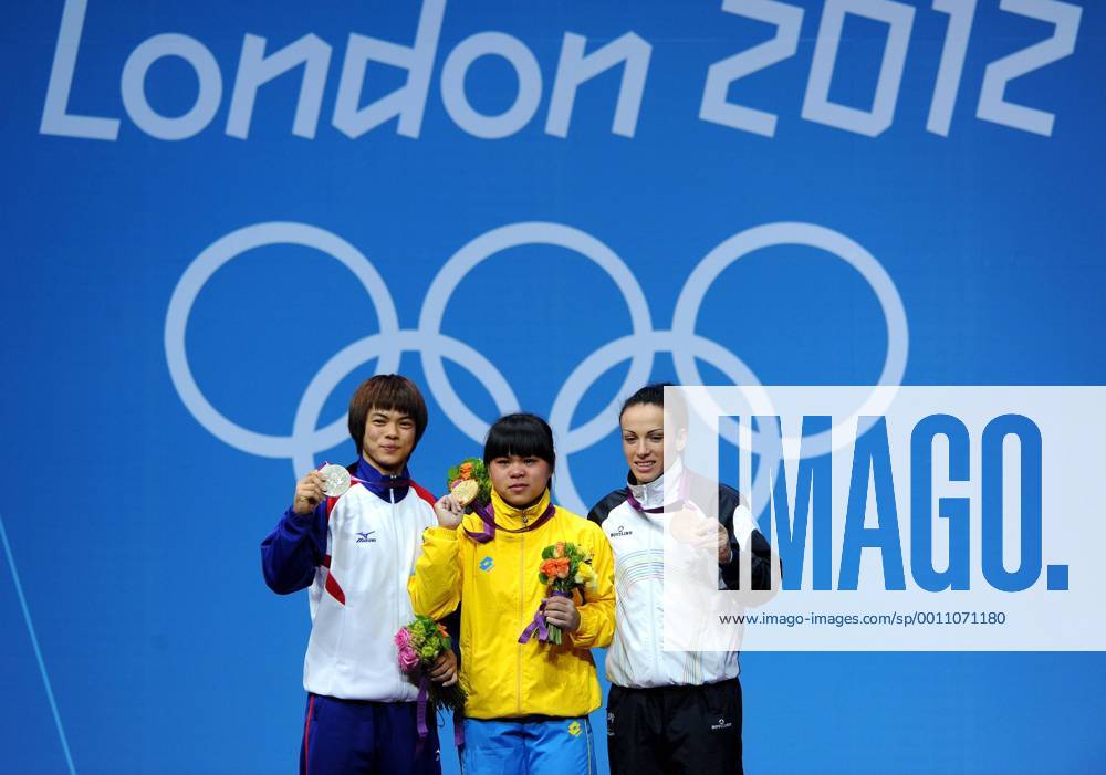 .Gold medalist Zulfiya Chinshanlo (C) of Kazakhstan, silver medalist Hsu Shu-Ching (L) of Chinese Taipei and bronze medalist Cristina Iovu of Moldova pose for pictures during the victory ceremony of women s weightlifting 53kg competition at London 2012 Olympic Games in London, Britain, on July 29, 2012.