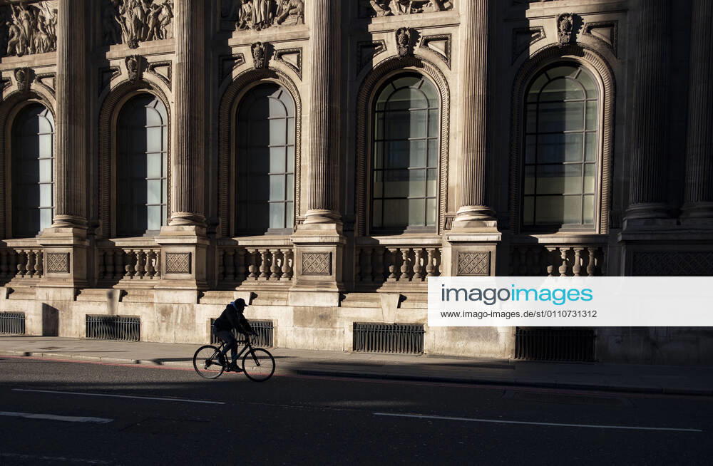 A man riding a bicycle in the city of London, UK on January 22, 2021. Early evidence suggests the variant of coronavirus that emerged in the UK may be more deadly, Prime Minister Boris Johnson said. London United Kingdom - ZUMAj323 20210122_zip_j323_002