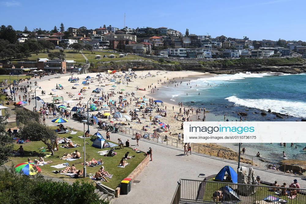 HOT WEATHER SYDNEY, Beachgoers are seen at Bronte beach, in Sydney, Saturday, January 23, 2021. The mercury will pass the 40C mark across large swathes of NSW, Victoria and the ACT as southeast Australia cops a weekend heatwave. ( NO ARCHIVING, , NO USE IN BOOKS WITHOUT CONSENT SYDNEY NSW AUSTRALIA