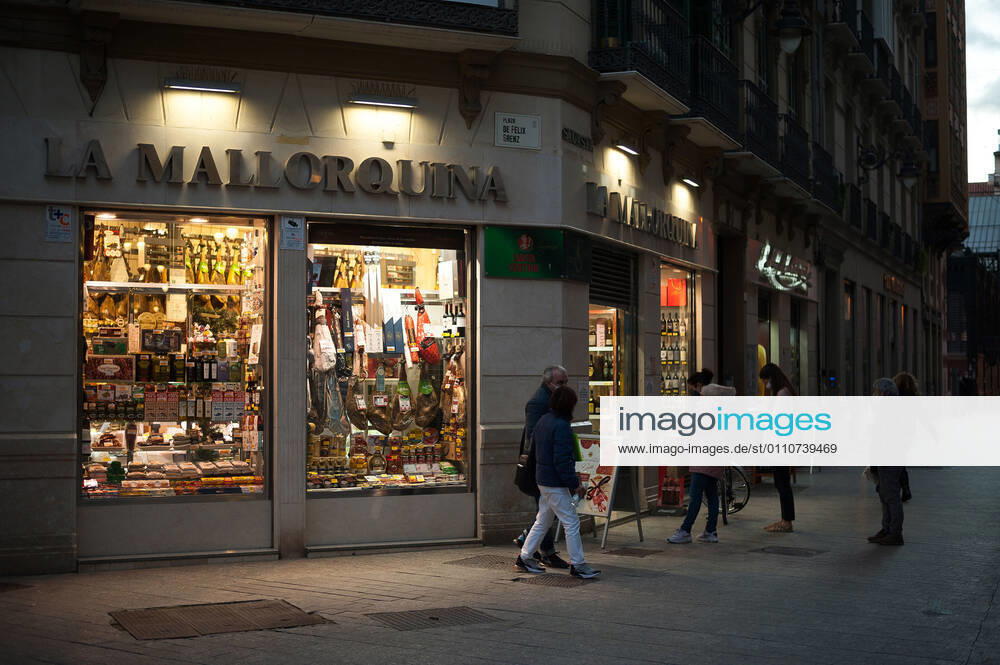 People in a social distance queue waiting outside La Mallorquina shop during the mandatory closure..The third wave of coronavirus disease has impacted most daily income in the Andalusia region after the Christmas holidays. Following the increase of infections, several regional governments decided to take new measures such as limiting mobility perimeters between cities and towns and closing hospitality and commercial sectors in the afternoon. Malaga Spain - ZUMAs197 20210122_zaa_s197_082
