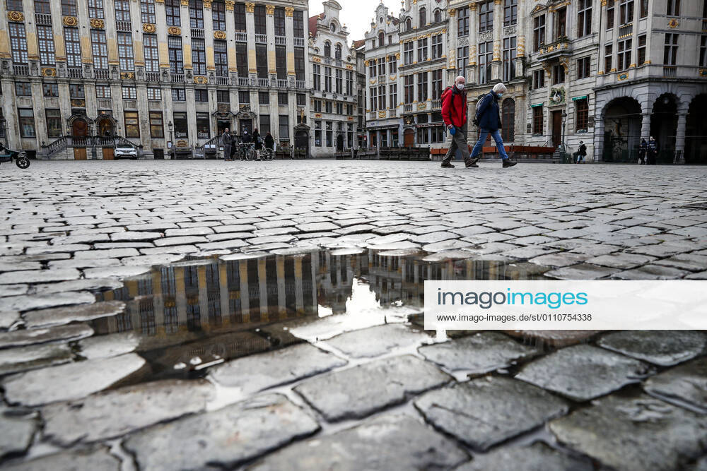 (210123) -- BRUSSELS, Jan. 23, 2021 -- People walk on the Grand Place in Brussels, Belgium, Jan. 22, 2021. Belgium will start to ban non-essential travel from or to the country starting on Jan. 27, Prime Minister Alexander De Croo announced Friday. The ban will be valid until March 1. ) BELGIUM-BRUSSELS-COVID-19-TRAVEL BAN ZhangxCheng