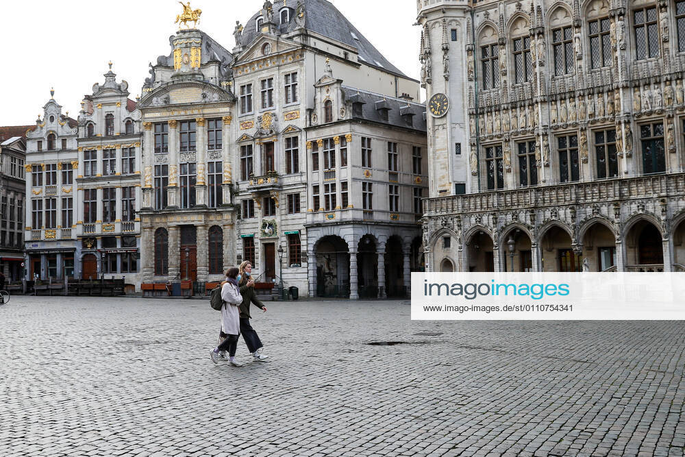 (210123) -- BRUSSELS, Jan. 23, 2021 -- People walk on the Grand Place in Brussels, Belgium, Jan. 22, 2021. Belgium will start to ban non-essential travel from or to the country starting on Jan. 27, Prime Minister Alexander De Croo announced Friday. The ban will be valid until March 1. ) BELGIUM-BRUSSELS-COVID-19-TRAVEL BAN ZhangxCheng
