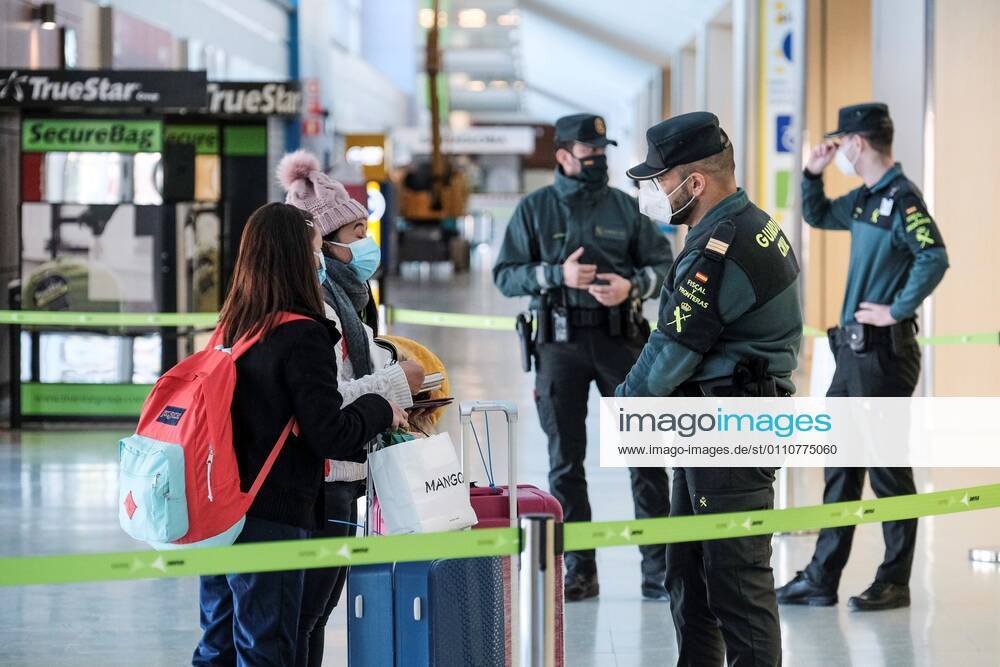Civil Guard members controls the passengers at an almost empty Ibiza airport after the desition of the regional government to lockdown the island for the coronavirus figures in Ibiza, Balearics, Islands, Spain on 23 January 2021. Lockdown of Ibiza due to coronavirus !ACHTUNG: NUR REDAKTIONELLE NUTZUNG!