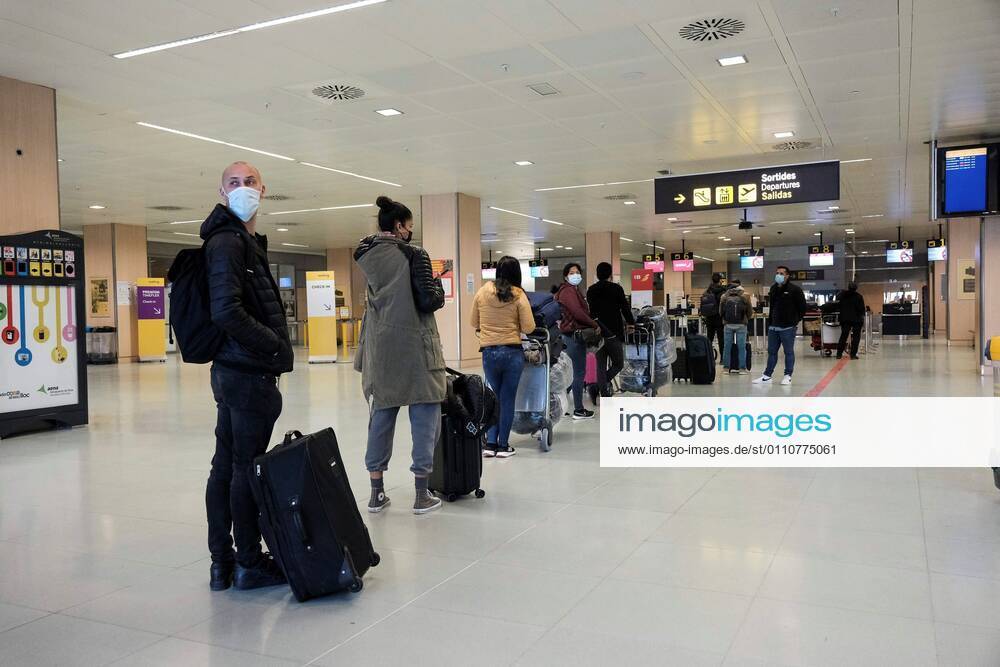 Passengers queue at an almost empty Ibiza airport after the desition of the regional government to lockdown the island for the coronavirus figures in Ibiza, Balearics, Islands, Spain on 23 January 2021. Lockdown of Ibiza due to coronavirus !ACHTUNG: NUR REDAKTIONELLE NUTZUNG!
