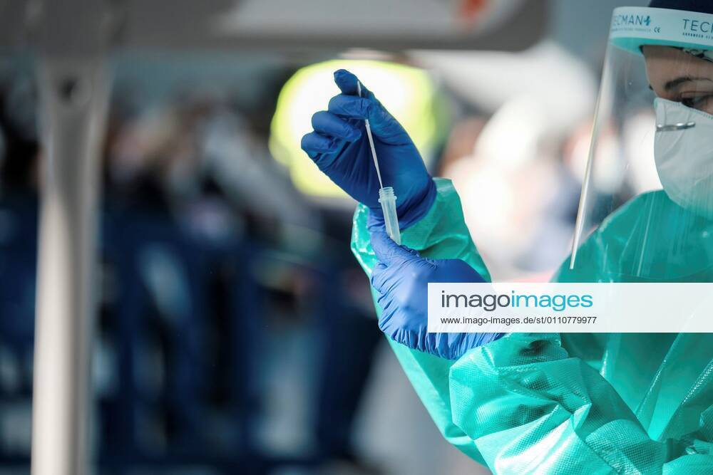 Health workers make a massive coronavirus test in the area of Sant Antoni de Portmany in Ibiza, Balearics, Islands, Spain on 23 January 2021, when the region marks 704 cases for 100,000 inhabitants. Massive coronavirus test in Ibiza !ACHTUNG: NUR REDAKTIONELLE NUTZUNG!