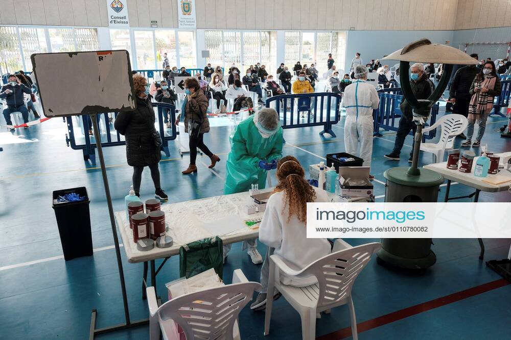 Health workers make a massive coronavirus test in the area of Sant Antoni de Portmany in Ibiza, Balearics, Islands, Spain on 23 January 2021, when the region marks 704 cases for 100,000 inhabitants. Massive coronavirus test in Ibiza !ACHTUNG: NUR REDAKTIONELLE NUTZUNG!