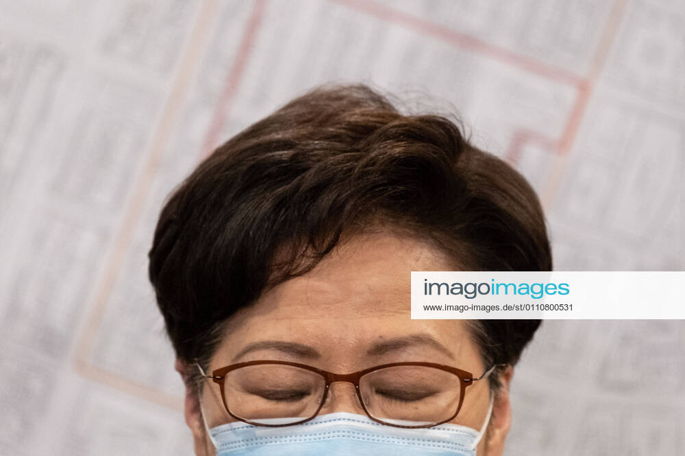Carrie Lam, Hong Kong s Chief Executive wearing a face mask speaks to the media after inspecting an area in Jordan locked down by the government to contain the coronavirus (Covid-19) outbreak..Hong Kong has imposed its first Covid-19 lockdown in a densely-populated area to curb the spread of the coronavirus. Hong Kong China - ZUMAs197 20210123_zaa_s197_063