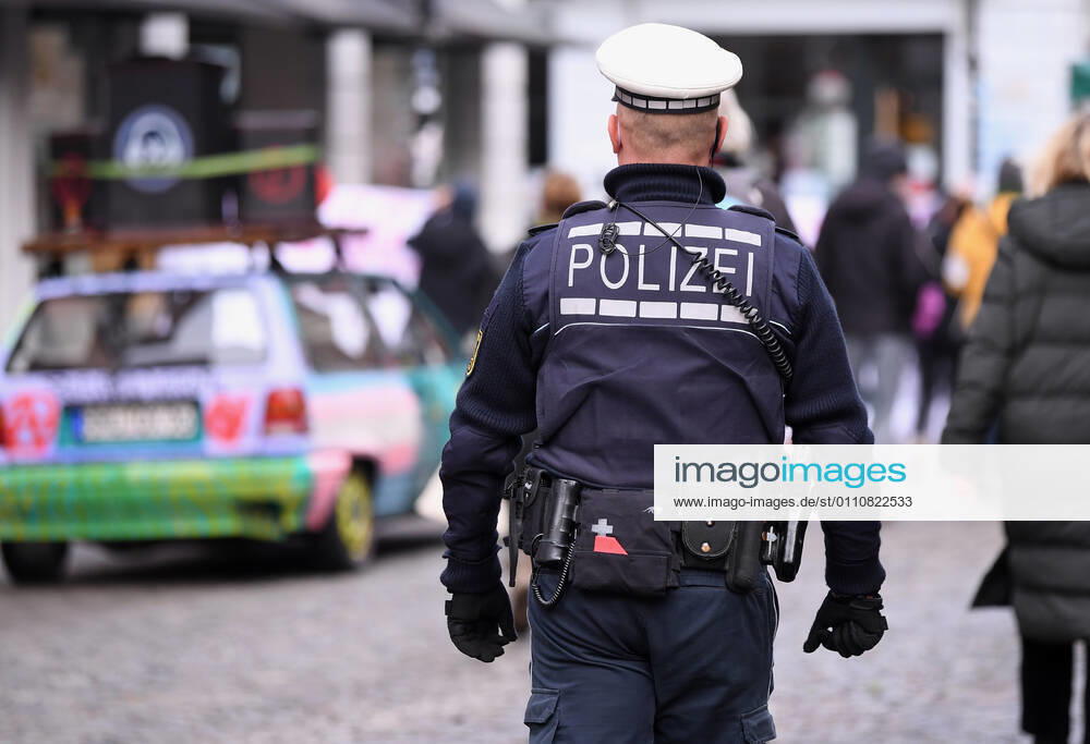 Tuebingen 23 01 2021 A left demo against Corona crisis management under the motto, solidarity instead of authority in Tuebingen A policeman on the sidelines of the demo ulmer