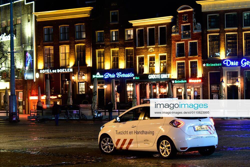 GRONINGEN - 23-01-2021. After curfew it was very quiet on the street in Groningen. A few dog owners could be found on the street, as well as meal deliverers. A police officer said it was very quiet . All the people we checked had things well organized. Na het ingaan van de avondklok was het erg rustig op straat in Groningen. Een enkele hondeigenaar was op straat te vinden, evenals maaltijdbezorgers. Een politieagent vertelde dat het heel erg rustig was . Alle mensen die wij gecontroleerd hebben had de zaken goed voor elkaar. Groningen after curfew x10557413x