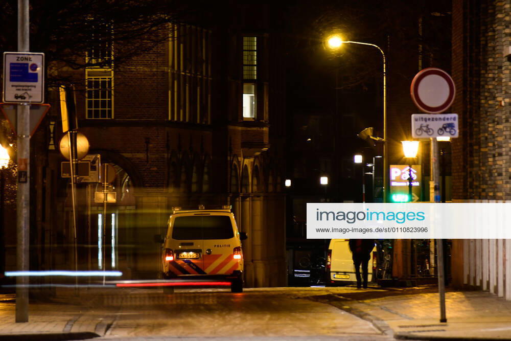 GRONINGEN - 23-01-2021. After curfew it was very quiet on the street in Groningen. A few dog owners could be found on the street, as well as meal deliverers. A police officer said it was very quiet . All the people we checked had things well organized. Na het ingaan van de avondklok was het erg rustig op straat in Groningen. Een enkele hondeigenaar was op straat te vinden, evenals maaltijdbezorgers. Een politieagent vertelde dat het heel erg rustig was . Alle mensen die wij gecontroleerd hebben had de zaken goed voor elkaar. Groningen after curfew x10557415x