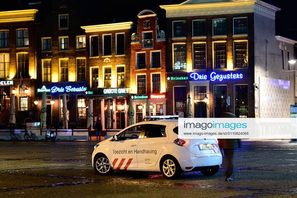 GRONINGEN - 23-01-2021. After curfew it was very quiet on the street in Groningen. A few dog owners could be found on the street, as well as meal deliverers. A police officer said it was very quiet . All the people we checked had things well organized. Na het ingaan van de avondklok was het erg rustig op straat in Groningen. Een enkele hondeigenaar was op straat te vinden, evenals maaltijdbezorgers. Een politieagent vertelde dat het heel erg rustig was . Alle mensen die wij gecontroleerd hebben had de zaken goed voor elkaar. Groningen after curfew x10557429x