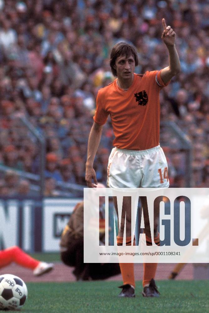 Johan Cruyff (Niederlande) am Ball Fußball WM Herren Weltmeisterschaft 1974, Länderspiel, Gruppenspiel, Gruppe 3, Nationalmannschaft, Nationalteam, Einzelbild Hannover