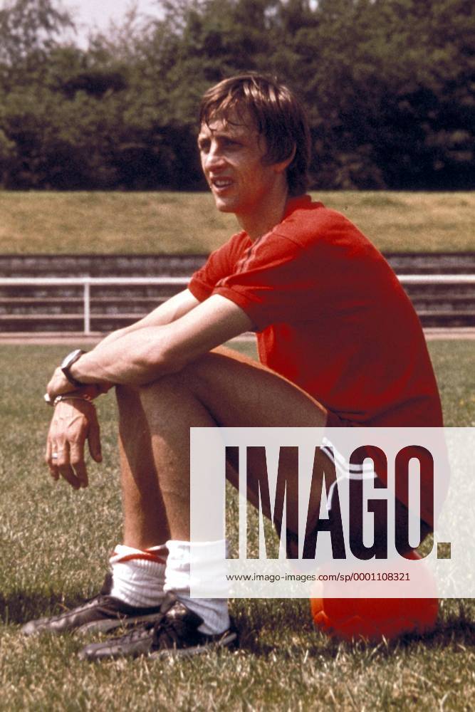 Johan Cruyff (Niederlande) hat auf einem Ball Platz genommen Fußball WM Herren Weltmeisterschaft 1974, Nationalmannschaft, Nationalteam, Holland, Einzelbild