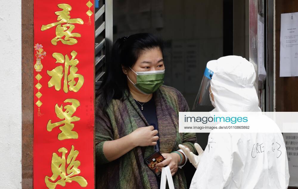 Coronavirus in China, Lockdown in Hongkong January 24, 2021, Hong Kong, CHINA: Nepali woman making inquiry with the government staff at the gate of a residential building on the second day of lockdown in the designated zone,Yau Tsim Mong District.Jan-24,2021Hong Kong.ZUMA Hong Kong CHINA - ZUMAl137 20210124_zap_l137_005