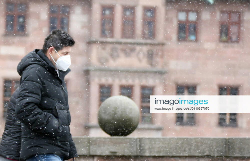 Winter wetter mit Schnee , Safety Mask FFP2 during the Hard Lockdown of the Covid 19 Coronavirus Pandemie in Nuremberg Nurnberg , Bayern , Deutschland . January 24 , 2021.