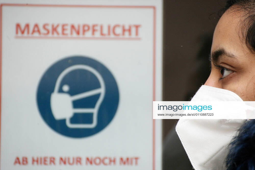 Winter wetter mit Schnee , Maskenpflicht , Girl with Safety Mask FFP2 is seen during the Hard Lockdown of the Covid 19 Coronavirus Pandemie in Nuremberg Nurnberg , Bayern , Deutschland . January 24 , 2021.