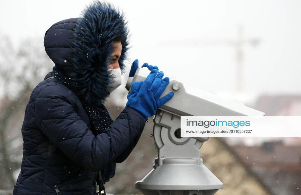 Winter wetter mit Schnee , Girl with Safety Mask FFP2 during the Hard Lockdown of the Covid 19 Coronavirus Pandemie in Nuremberg Nurnberg , Bayern , Deutschland . January 24 , 2021.