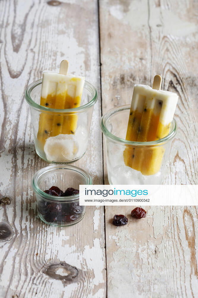 Homemade popsicles with mango and passion fruit EVGF03847