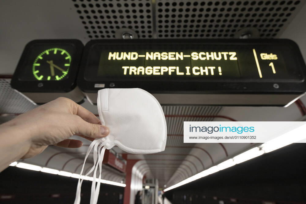 FFP-2 mandatory masks in public transport Coronavirus: Aufgrund der Infektionsrate und der Virusmutationen herrscht ab 25.01.2021 eine FFP-2 Maskenpflicht in den öffentlichen Verkehrsmitteln. Im Bild: FFP2 Maske vor einer U-Bahn Anzeigetafel mit der Aufschrift ,,Mund-Nasen-Schutz Tragepflicht . Wien, Österreich. 24.01.2021