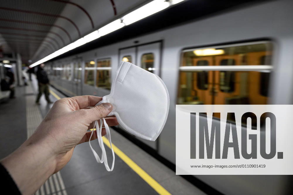 FFP-2 mandatory masks in public transport Coronavirus: Aufgrund der Infektionsrate und der Virusmutationen herrscht ab 25.01.2021 eine FFP-2 Maskenpflicht in den öffentlichen Verkehrsmitteln. Im Bild: FFP2 Maske vor einer U-Bahn. Wien, Österreich. 24.01.2021