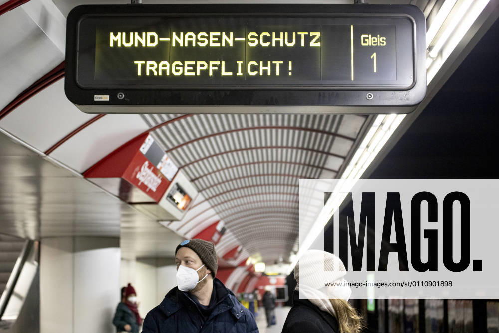 FFP-2 mandatory masks in public transport Coronavirus: Aufgrund der Infektionsrate und der Virusmutationen herrscht ab 25.01.2021 eine FFP-2 Maskenpflicht in den öffentlichen Verkehrsmitteln. Im Bild: Wartende Fahrgäste am Bahnsteig tragen eine FFP-2 Maske vor einer U-Bahn Garnitur. Wien, Österreich. 24.01.2021