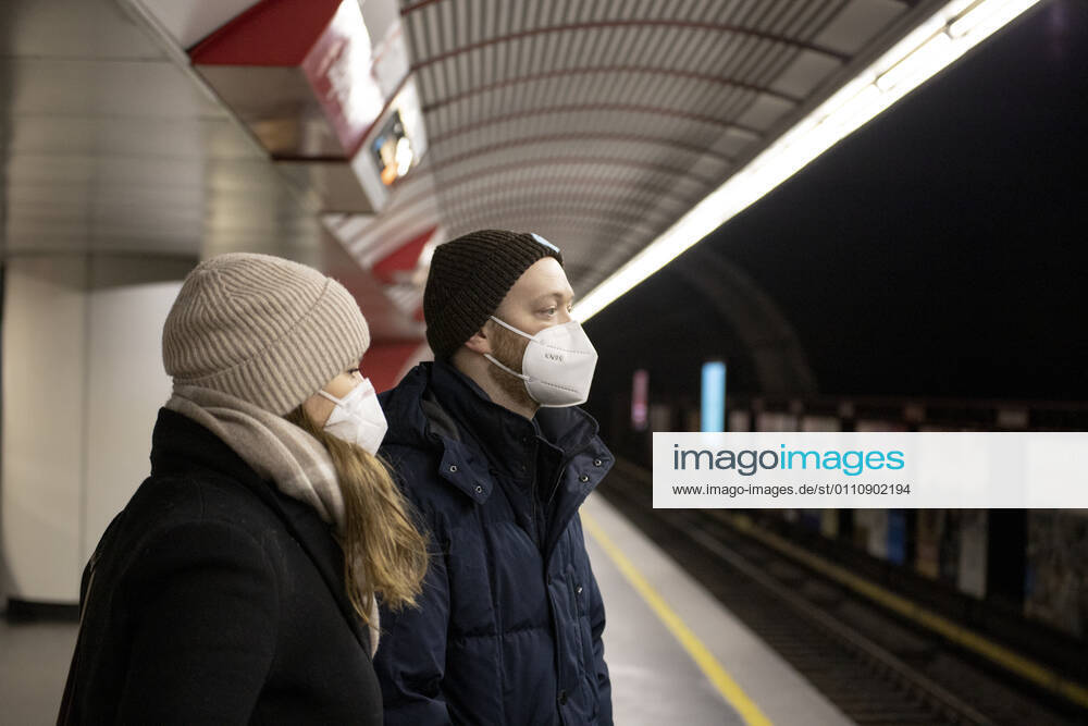 FFP-2 mandatory masks in public transport Coronavirus: Aufgrund der Infektionsrate und der Virusmutationen herrscht ab 25.01.2021 eine FFP-2 Maskenpflicht in den öffentlichen Verkehrsmitteln. Im Bild: Wartende Fahrgäste am Bahnsteig tragen eine FFP-2 Maske vor einer U-Bahn Garnitur. Wien, Österreich. 24.01.2021