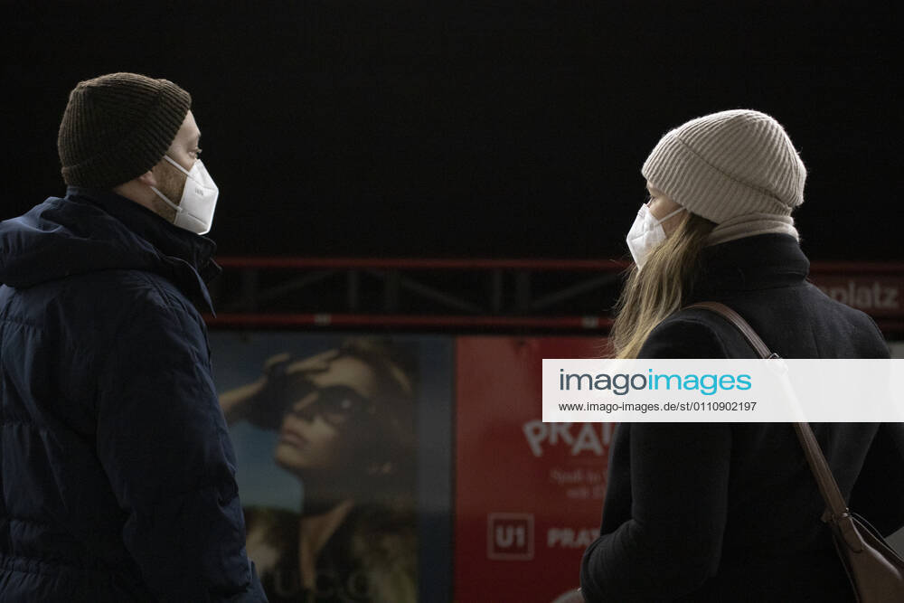 FFP-2 mandatory masks in public transport Coronavirus: Aufgrund der Infektionsrate und der Virusmutationen herrscht ab 25.01.2021 eine FFP-2 Maskenpflicht in den öffentlichen Verkehrsmitteln. Im Bild: Fahrgäste am Bahnsteig tragen eine FFP-2 Maske vor einer U-Bahn Garnitur. Wien, Österreich. 24.01.2021
