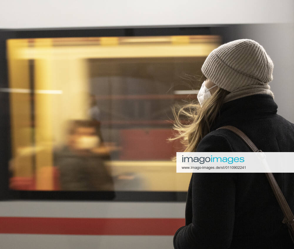 FFP-2 mandatory masks in public transport Coronavirus: Aufgrund der Infektionsrate und der Virusmutationen herrscht ab 25.01.2021 eine FFP-2 Maskenpflicht in den öffentlichen Verkehrsmitteln. Im Bild: Ein Frau am Bahnsteig trägt eine FFP-2 Maske vor einer U-Bahn Garnitur. Wien, Österreich. 24.01.2021