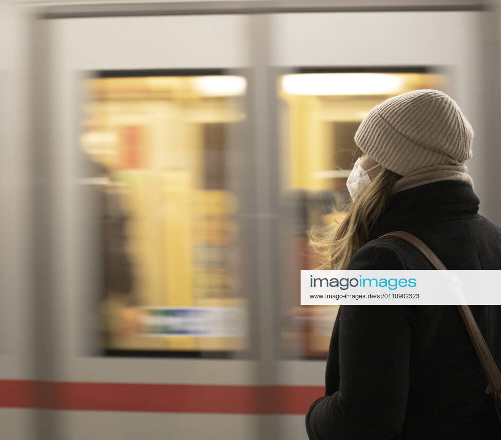 FFP-2 mandatory masks in public transport Coronavirus: Aufgrund der Infektionsrate und der Virusmutationen herrscht ab 25.01.2021 eine FFP-2 Maskenpflicht in den öffentlichen Verkehrsmitteln. Im Bild: Ein Frau am Bahnsteig trägt eine FFP-2 Maske vor einer U-Bahn Garnitur. Wien, Österreich. 24.01.2021