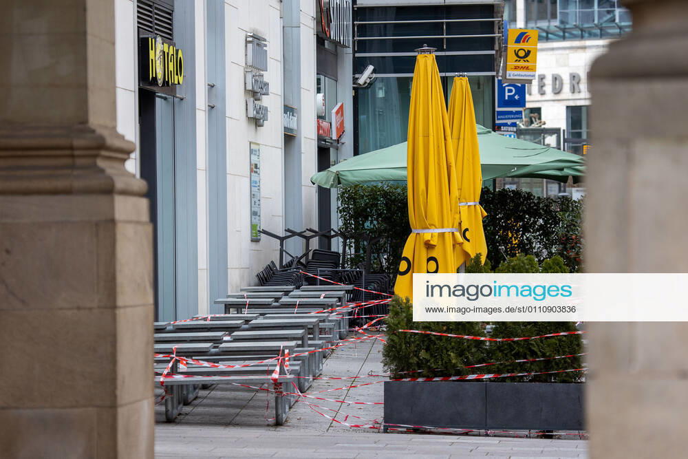 Stuttgart themed images Stuttgart in times of Corona pandemic, 24 01 2021, themed images Stuttgart in times of Corona pandemic, Gastro Stuttgart closed, shut off, empty bench, 24 01 2021,