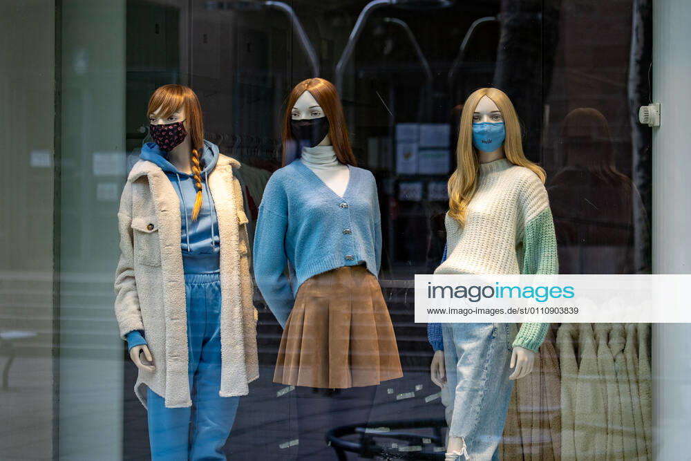 Stuttgart themed images Stuttgart in times of corona pandemic, 24 01 2021, themed images Stuttgart in times of corona pandemic, shop windows, dolls with mouth guards, fashion masks, 24 01 2021,