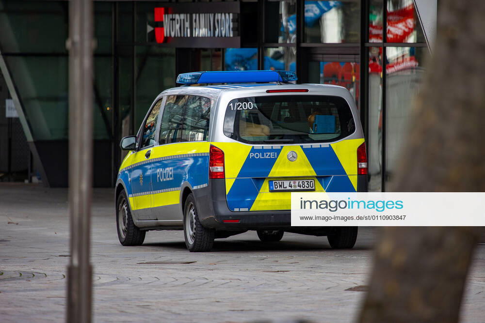 Stuttgart themed images Stuttgart in times of Corona Pandemic, 24 01 2021, themed images Stuttgart in times of Corona Pandemic, police check in Stuttgart Koenigstrasse, 24 01 2021,