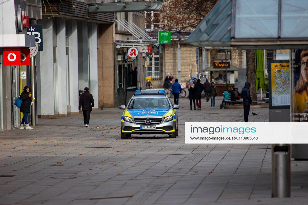 Stuttgart themed images Stuttgart in times of Corona Pandemic, 24 01 2021, themed images Stuttgart in times of Corona Pandemic, police check in Stuttgart Koenigstrasse, 24 01 2021,