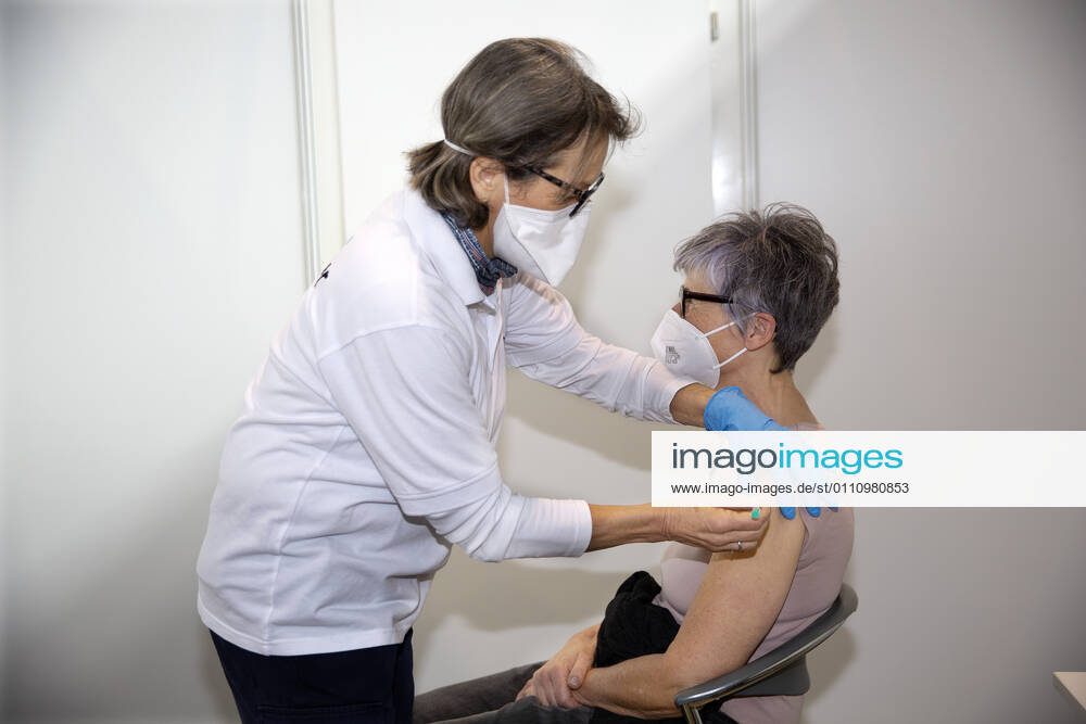 District vaccination centre Messe Stuttgart, vaccination model Bettina Tietke, 55 years from Filderklinik District vaccination centre Messe Stuttgart, vaccination model Bettina Tietke, 55 years from Filderklinik