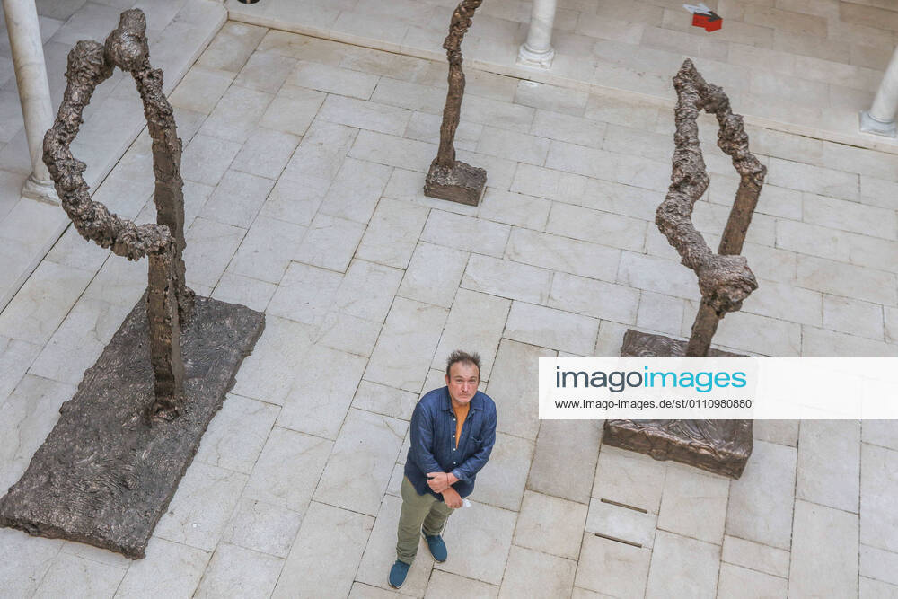 January 25, 2021 (Malaga) Miquel Barcelo takes his Metamorfosis to the Picasso Museum, with almost a hundred works made in six years.The Picasso Museum Malaga presents from this Wednesday, January 27, the exhibition Miquel Barcelo. Metamorphosis , which takes its name from the story of Franz Kafka published in 1915, with about 100 works made between 2014 and 2020 that can be contemplated until next September. 30 ceramics, 13 paintings, 42 watercolors, six travel notebooks and a small sculpture; as well as an installation composed of seven large bronzes that have been installed in the central courtyard of the museum. - ZUMAc161 20210125_zap_c161_014