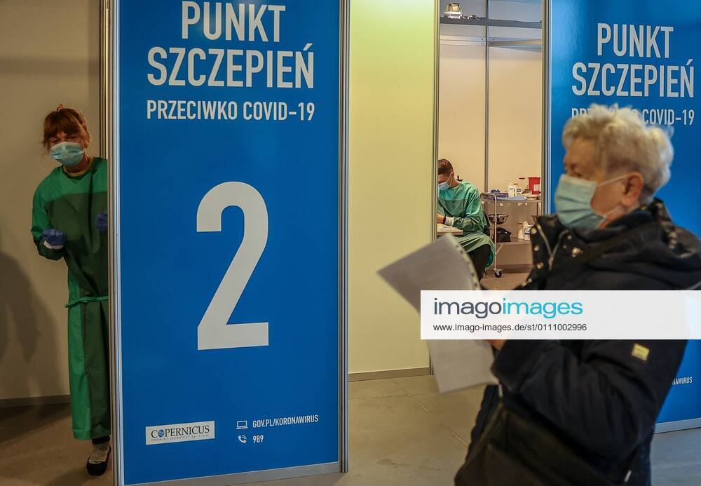 Start of the vaccinating as a part of the national COVID-19 immunization programme for citizens aged over 80 25.01.2021 Gdansk. Punkt Szczepien przeciw COVID -19 w Amber Expo. Rozpoczelo sie szczepienie seniorow powyzej 80. roku zycia. Fot. Karolina Misztal REPORTER EN_01462016_0076