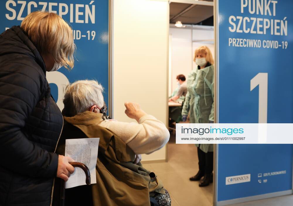 Start of the vaccinating as a part of the national COVID-19 immunization programme for citizens aged over 80 25.01.2021 Gdansk. Punkt Szczepien przeciw COVID -19 w Amber Expo. Rozpoczelo sie szczepienie seniorow powyzej 80. roku zycia. Fot. Karolina Misztal REPORTER EN_01462016_0079