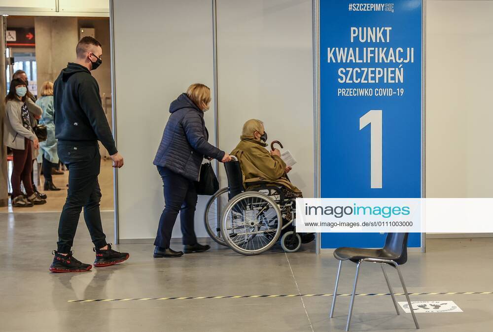 Start of the vaccinating as a part of the national COVID-19 immunization programme for citizens aged over 80 25.01.2021 Gdansk. Punkt Szczepien przeciw COVID -19 w Amber Expo. Rozpoczelo sie szczepienie seniorow powyzej 80. roku zycia. Fot. Karolina Misztal REPORTER EN_01462016_0083