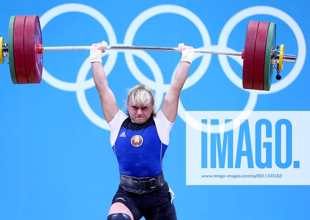 (120801) -- LONDON, Aug. 1, 2012 (Xinhua) -- Maryna Shkermankova of Belarus competes during the women s 69kg weightlifting event at London 2012 Olympic Games, London, Britain, Aug. 1, 2012. Maryna Shkermankova won the bronze medal of the event with a total of 256kg. (Xinhua Chen Jianli) (OLY2012)BRITAIN-LONDON-WEIGHTLIFTING-WOMEN-69KG