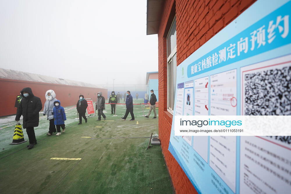 (210126) -- BEIJING, Jan. 26, 2021 -- Residents wait in line for nucleic acid tests at a COVID-19 testing site in Daxing District of Beijing, capital of China, Jan. 26, 2021. Beijing started a second round of mass nucleic acid testing in Daxing District on Tuesday, in an effort to contain the latest COVID-19 resurgence. ) CHINA-BEIJING-DAXING-COVID-19-TESTING (CN) JuxHuanzong