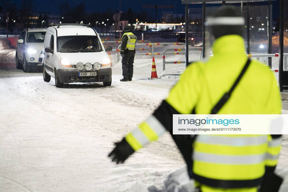 Finnish border guards checked the travel documents of the travellers at the border between Finland and Sweden in Tornio, Northern Finland on Wednesday, 27th Jan., 2021. Finland tightened the border restrictions on Wednesday due to the worsening situation with the Covid-19 pandemic. Tornio Tornea Finland