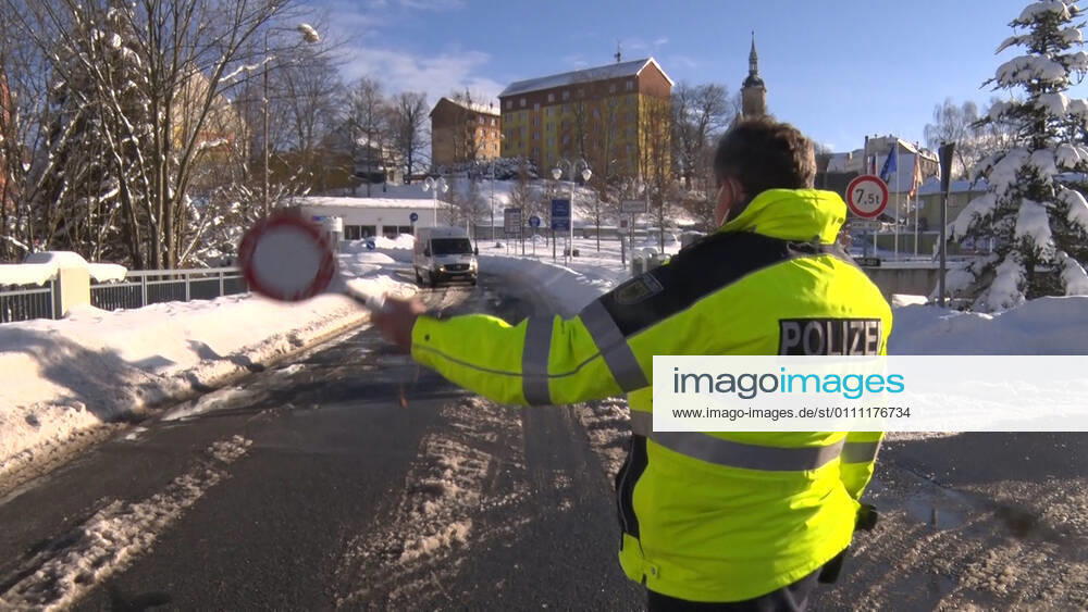 Grenze. Die Polizei und Bundespolizei intensivieren ihre Grenzkontrollen zu Risikogebieten. So wurden am Mittwochnachmittag mit mehreren Beamten der Grenzverkehr von Weipert nach Bärenstein intensiv überwacht. Mit dem Fernglas schaute man von der deutschen Seite zu den tschechischen Märkten, ob Bundesbürger Zigaretten oder ähnliche Dinge einkaufen. Dies ist derzeit verboten. Kontrolliert wurde auch Paketzusteller, tschechische Autofahrer. Auch Personen wurden direkt an der Grenze kontrolliert. Überprüft wurden die triftigen Gründe, aber auch die Arbeitgeberbescheinigungen sowie die Coronatestergebnisse. Tschechien zählt mittlerweile zum Coronahochrisikogebiet. Abgesehen von Pendler und Personen mit beruflichen, sowie ärztlichen Gründ