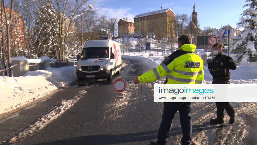 Grenze. Die Polizei und Bundespolizei intensivieren ihre Grenzkontrollen zu Risikogebieten. So wurden am Mittwochnachmittag mit mehreren Beamten der Grenzverkehr von Weipert nach Bärenstein intensiv überwacht. Mit dem Fernglas schaute man von der deutschen Seite zu den tschechischen Märkten, ob Bundesbürger Zigaretten oder ähnliche Dinge einkaufen. Dies ist derzeit verboten. Kontrolliert wurde auch Paketzusteller, tschechische Autofahrer. Auch Personen wurden direkt an der Grenze kontrolliert. Überprüft wurden die triftigen Gründe, aber auch die Arbeitgeberbescheinigungen sowie die Coronatestergebnisse. Tschechien zählt mittlerweile zum Coronahochrisikogebiet. Abgesehen von Pendler und Personen mit beruflichen, sowie ärztlichen Gründ