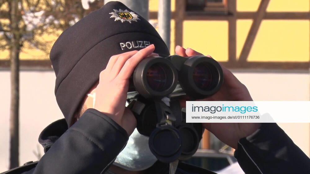 Grenze. Die Polizei und Bundespolizei intensivieren ihre Grenzkontrollen zu Risikogebieten. So wurden am Mittwochnachmittag mit mehreren Beamten der Grenzverkehr von Weipert nach Bärenstein intensiv überwacht. Mit dem Fernglas schaute man von der deutschen Seite zu den tschechischen Märkten, ob Bundesbürger Zigaretten oder ähnliche Dinge einkaufen. Dies ist derzeit verboten. Kontrolliert wurde auch Paketzusteller, tschechische Autofahrer. Auch Personen wurden direkt an der Grenze kontrolliert. Überprüft wurden die triftigen Gründe, aber auch die Arbeitgeberbescheinigungen sowie die Coronatestergebnisse. Tschechien zählt mittlerweile zum Coronahochrisikogebiet. Abgesehen von Pendler und Personen mit beruflichen, sowie ärztlichen Gründ