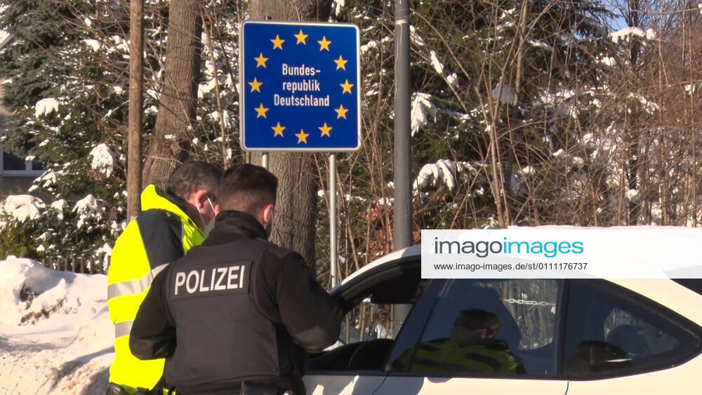 Grenze. Die Polizei und Bundespolizei intensivieren ihre Grenzkontrollen zu Risikogebieten. So wurden am Mittwochnachmittag mit mehreren Beamten der Grenzverkehr von Weipert nach Bärenstein intensiv überwacht. Mit dem Fernglas schaute man von der deutschen Seite zu den tschechischen Märkten, ob Bundesbürger Zigaretten oder ähnliche Dinge einkaufen. Dies ist derzeit verboten. Kontrolliert wurde auch Paketzusteller, tschechische Autofahrer. Auch Personen wurden direkt an der Grenze kontrolliert. Überprüft wurden die triftigen Gründe, aber auch die Arbeitgeberbescheinigungen sowie die Coronatestergebnisse. Tschechien zählt mittlerweile zum Coronahochrisikogebiet. Abgesehen von Pendler und Personen mit beruflichen, sowie ärztlichen Gründ