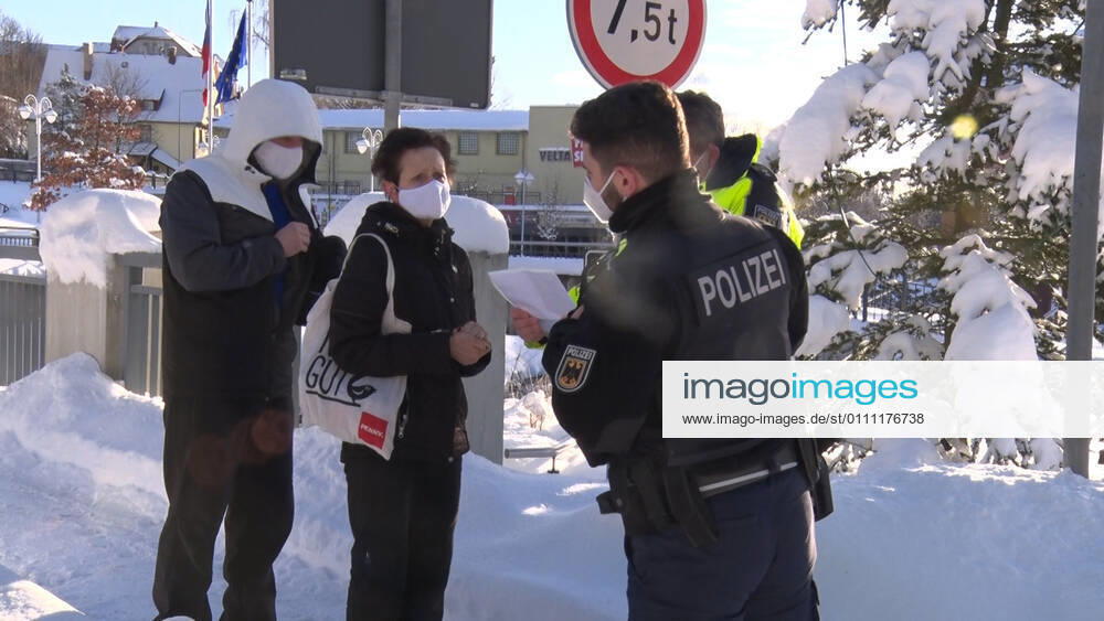 Grenze. Die Polizei und Bundespolizei intensivieren ihre Grenzkontrollen zu Risikogebieten. So wurden am Mittwochnachmittag mit mehreren Beamten der Grenzverkehr von Weipert nach Bärenstein intensiv überwacht. Mit dem Fernglas schaute man von der deutschen Seite zu den tschechischen Märkten, ob Bundesbürger Zigaretten oder ähnliche Dinge einkaufen. Dies ist derzeit verboten. Kontrolliert wurde auch Paketzusteller, tschechische Autofahrer. Auch Personen wurden direkt an der Grenze kontrolliert. Überprüft wurden die triftigen Gründe, aber auch die Arbeitgeberbescheinigungen sowie die Coronatestergebnisse. Tschechien zählt mittlerweile zum Coronahochrisikogebiet. Abgesehen von Pendler und Personen mit beruflichen, sowie ärztlichen Gründ