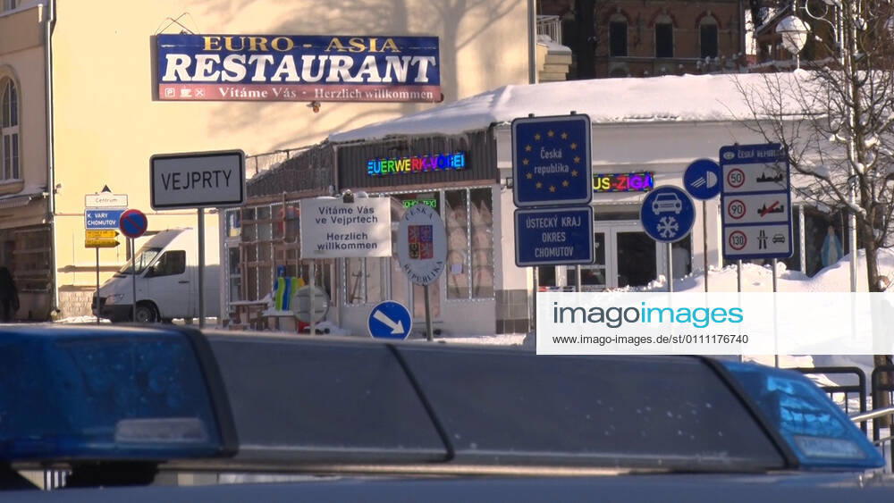 Grenze. Die Polizei und Bundespolizei intensivieren ihre Grenzkontrollen zu Risikogebieten. So wurden am Mittwochnachmittag mit mehreren Beamten der Grenzverkehr von Weipert nach Bärenstein intensiv überwacht. Mit dem Fernglas schaute man von der deutschen Seite zu den tschechischen Märkten, ob Bundesbürger Zigaretten oder ähnliche Dinge einkaufen. Dies ist derzeit verboten. Kontrolliert wurde auch Paketzusteller, tschechische Autofahrer. Auch Personen wurden direkt an der Grenze kontrolliert. Überprüft wurden die triftigen Gründe, aber auch die Arbeitgeberbescheinigungen sowie die Coronatestergebnisse. Tschechien zählt mittlerweile zum Coronahochrisikogebiet. Abgesehen von Pendler und Personen mit beruflichen, sowie ärztlichen Gründ