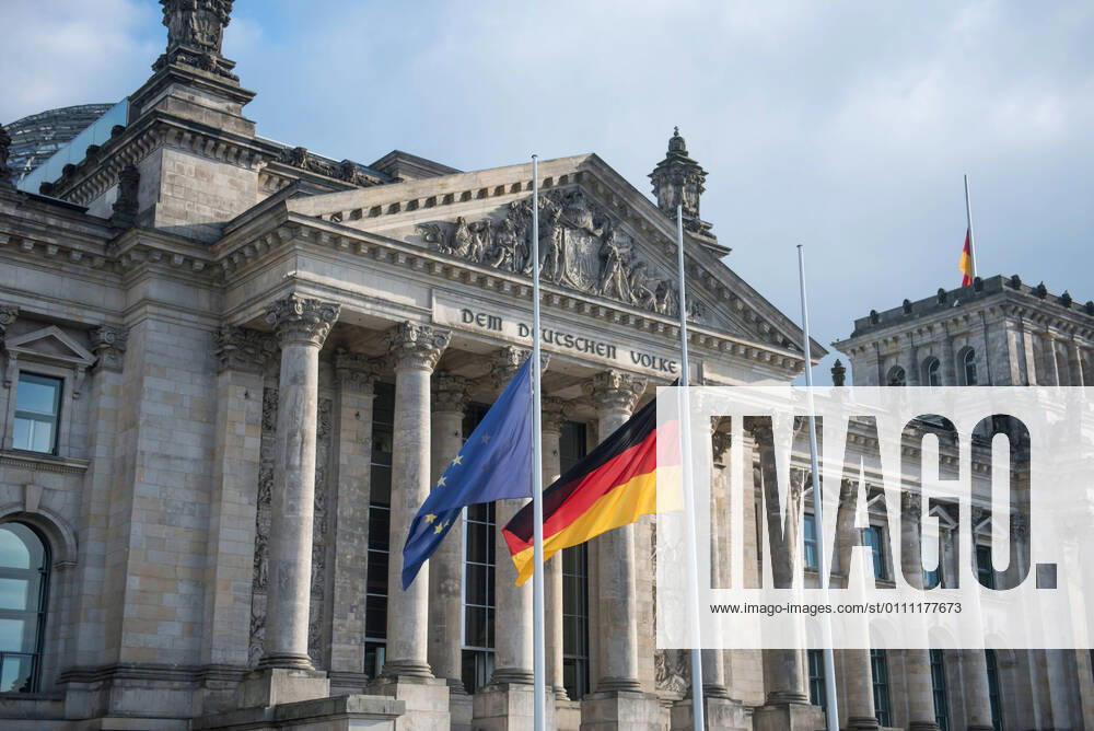 Der Bundestag hat am Mittwoch (27.01.2021) an die Opfer des Nationalsozialismus erinnert und den Blick auf das vergangene und aktuelle juedische Leben in Deutschland gerichtet. Bundestagspraesident Wolfgang Schaeuble (CDU) sagte im Parlament in Berlin, das vielfaeltige deutsch-juedische Leben sei ein unglaubliches Glueck fuer unser Land, das wir uns immer wieder neu verdienen muessen . Anlass des Gedenktages war die Befreiung des Konzentrations- und Vernichtungslagers Auschwitz am 27. Januar 1945. Seit 25 Jahren erinnert der Bundestag rund um den 27. Januar mit einer Gedenkstunde an die Opfer der Judenverfolgung unter der Nationalsozialisten. In diesem Jahr stand die Gedenkstunde im Zeichen des Jubilaeumsjahrs zu 1.700 Jahren juedischen Le
