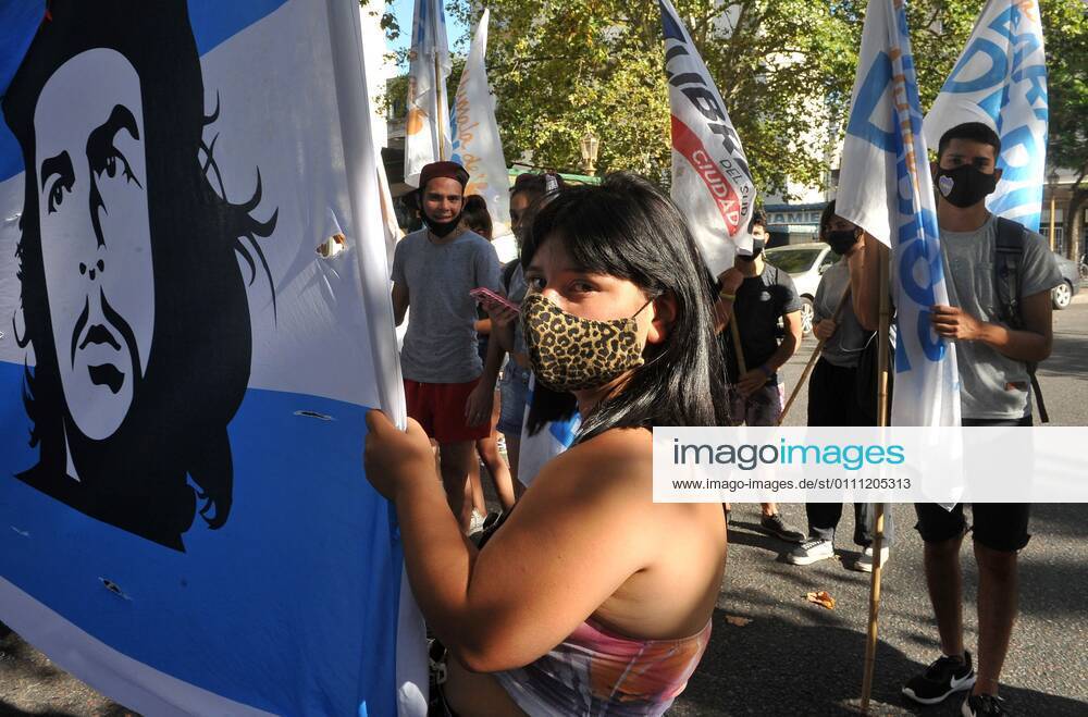 Militants of the Barrios de Pie group protest against the health strategy, as they march today to the house in the province of Formosa in Buenos Aires, Argentina 27 January 2021. The health strategy of the Argentine province of Formosa to force people with mild or nonexistent symptoms of covid-19 to remain in isolation centers has generated a strong political controversy in the country, with citizen protests, accusations of human rights violations and warnings from Amnesty International. Anticovid measures of Argentine province, in the crosshairs due to the situation of human rights !ACHTUNG: NUR REDAKTIONELLE NUTZUNG!