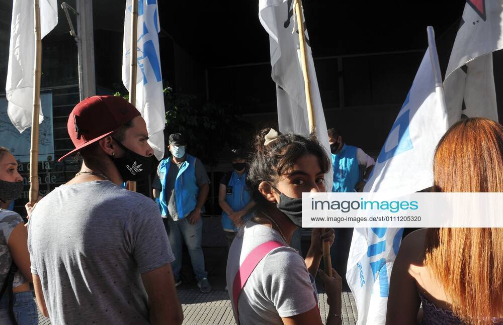 Militants of the Barrios de Pie group protest against the health strategy, as they march today to the house in the province of Formosa in Buenos Aires, Argentina 27 January 2021. The health strategy of the Argentine province of Formosa to force people with mild or nonexistent symptoms of covid-19 to remain in isolation centers has generated a strong political controversy in the country, with citizen protests, accusations of human rights violations and warnings from Amnesty International. Anticovid measures of Argentine province, in the crosshairs due to the situation of human rights !ACHTUNG: NUR REDAKTIONELLE NUTZUNG!